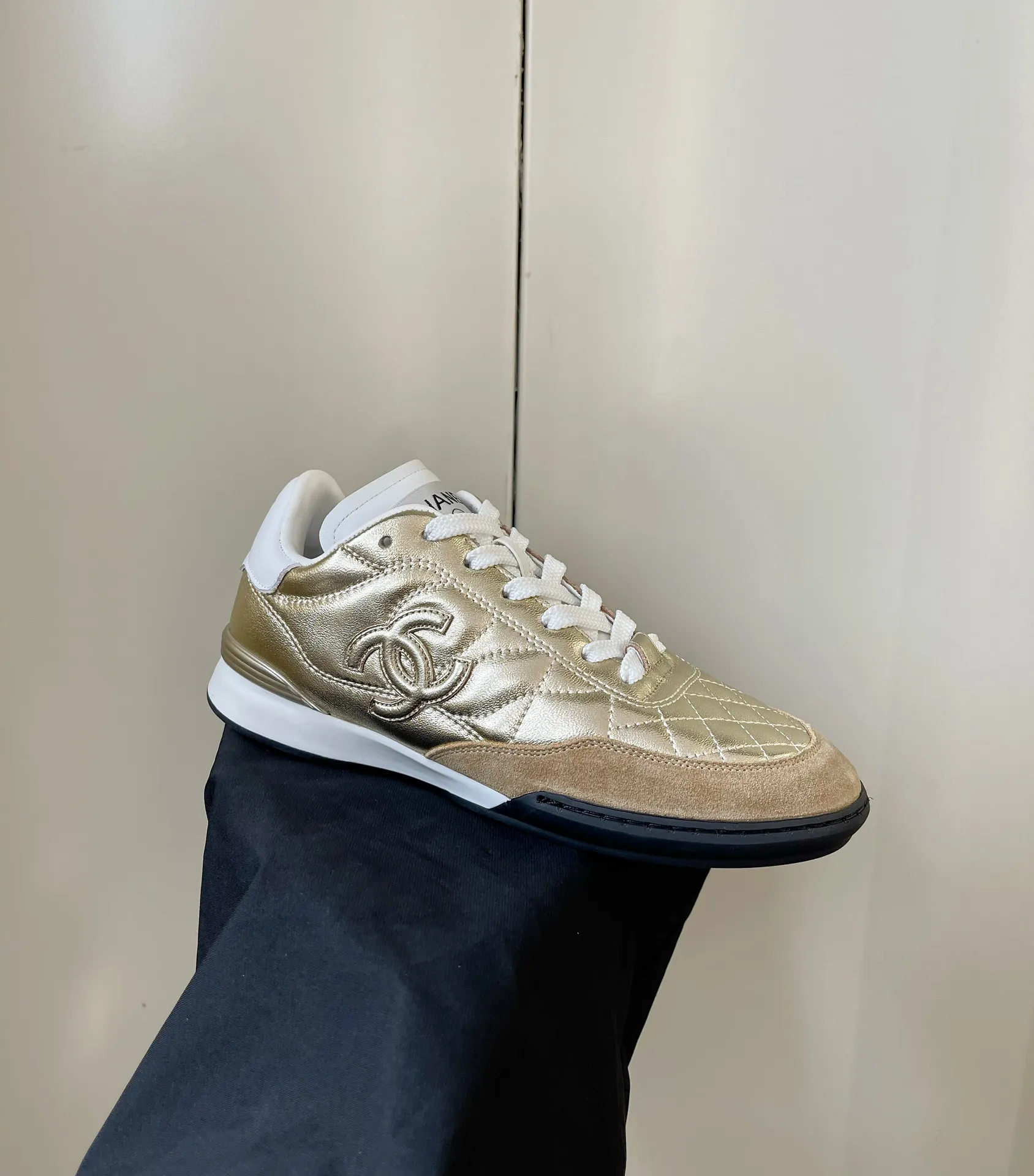 👟👟Ex-factory price 520👟👟 𝐂𝐇𝐀𝐍𝐄𝐋 Chanel's latest rhombus sports sneakers, new color white shoes ✔️ Full cowhide leather surface. The new color matching fabric adds many elements to make it look very exquisite. It will make your legs look longer when you put it on. Authentic counter replica. The upper foot can be said to be really super good! Size: 35-40 original packaging
